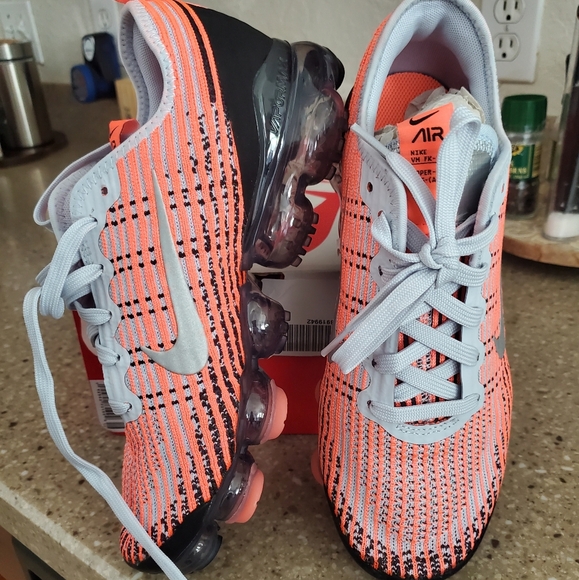 Brand new Nike VaporMax 6.5 in striking ora - Picture 2 of 3